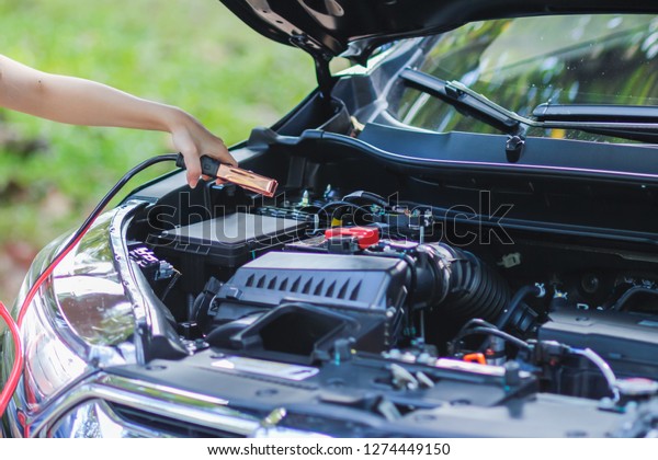 select Focus,The young woman was disappointed that
the car had to come to waste during the trip and hold the battery
to activate the battery in her hand to activate the car battery to
start again.