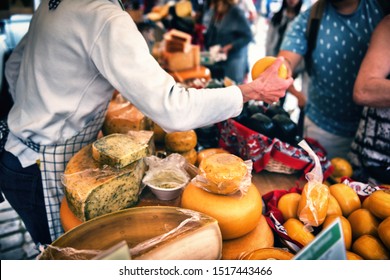 Auswahl von holländischem Käse auf dem traditionellen Markt. Lebensmittelhintergrund 