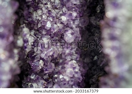 Selective focus of a amethyst like looking crystal on display