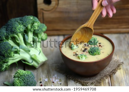 Foto Bild Frische Brokkoli-Suppe mit Sahne