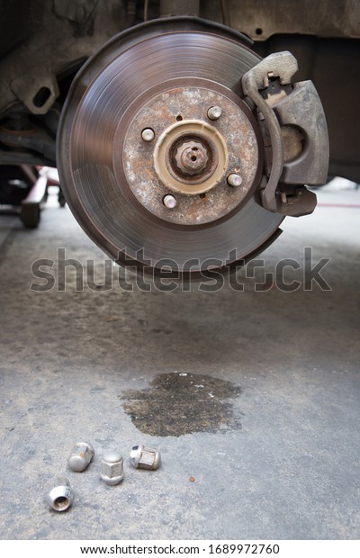 Selective focus disc\
brake repairing in\
garage