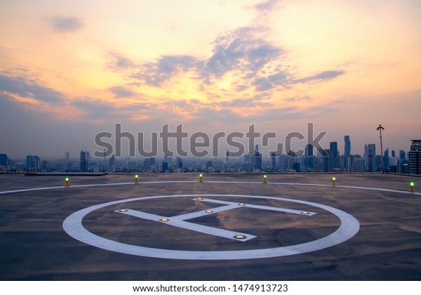 タイの首都 日没のデッキにあるヘリ コプターの駐車場の限定フォーカス タイ バンコクの高層ビルにヘリコプターが着陸するスペース の写真素材 今すぐ編集