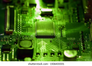 Selective focus, integrated electronic circuit and microprocessor in a bright green light