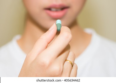 selektiver Fokus Arzneimittel Tabletten oder Kapseln in der Hand, Handfläche oder Finger. Verschreibung von Arzneimitteln zur Behandlung. Frau, junge Frau, Person, die Vitamin einnimmt, Schmerzmittel, Antibiotika