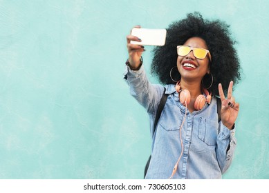 Selbstporträt von schönen jungen Afro-Amerikanerin, die Friedenszeichen. Selfie-Konzept.