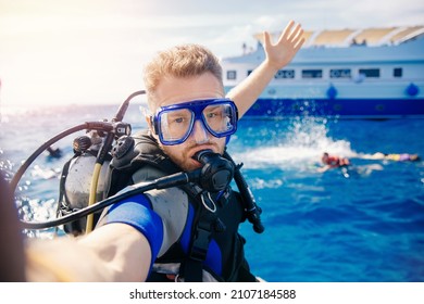 Selfie photo man diver scuba diving blue water sea looking at camera with sun light. Concept travel extreme sport.
