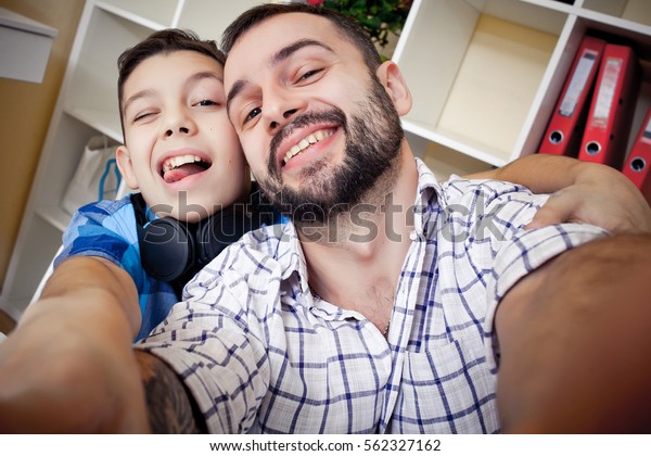 自分の息子と父親 家族の価値観と自撮りの写真 の写真素材 今すぐ編集