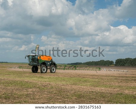 self-propelled sprayer designed for high-performance application of liquid fertilizers on large areas