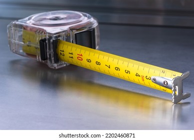 Self-retracting metal tape measure metal workshop table