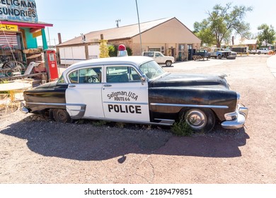 Seligman, USA - May 25, 2022: Vintage Historic Police Car At A Shop And A Route 66 Souvenir Shop In Seligman, USA.