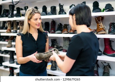 A seller propose to try boot to a female client