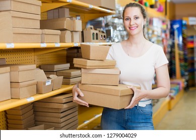 Seller shows the assortment of boxes of different sizes in the store