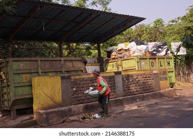 Semarang, April 04 2022 : A Garbage Man Is Picking Up Trash, Cleaning Up The Trash That Is Scattered Near The Trash Can