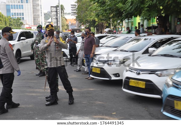 Semarang city police
officials distribute food to taxi drivers in front of the
Baiturrahman Mosque, Semarang, (Friday, June 26, 2020). Approaching
the 74th Bhayangkara
Day