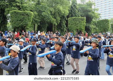 Semarang, Indonesia (11-10-2022): A Group Of Elementary School Children Gave A Marching Band Performance In A Car Free Day Event In The Middle Of The City Of Semarang