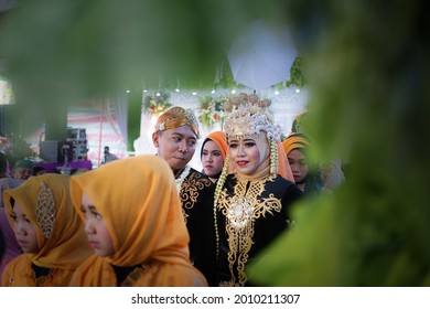 54 Indonesia Husband And Wife Talking Images, Stock Photos & Vectors ...