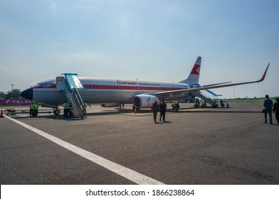 Semarang, Indonesia - Circa 2015: Garuda Indonesia Boeing 737-800 With A Classic Livery Of The Airline. Location At Ahmad Yani International Airport Semarang