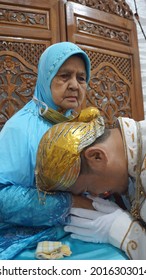 SEMARANG, INDONESIA – FEBRUARY 15, 2021 : A Child Is Apologizing To His Parents While Crying Because He Has To Be Separated From His Parents After Getting Married And Forming A New Family