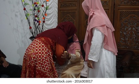 SEMARANG, INDONESIA – FEBRUARY 15, 2021 : A Child Is Apologizing To His Parents While Crying Because He Has To Be Separated From His Parents After Getting Married And Forming A New Family