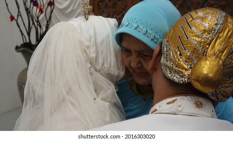 SEMARANG, INDONESIA – FEBRUARY 15, 2021 : A Child Is Apologizing To His Parents While Crying Because He Has To Be Separated From His Parents After Getting Married And Forming A New Family