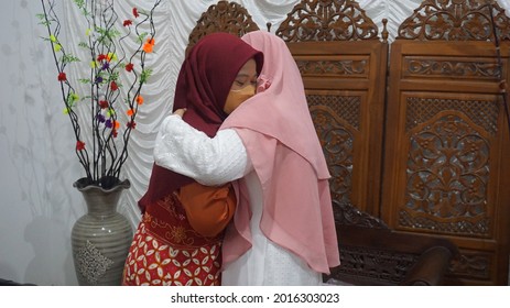 SEMARANG, INDONESIA – FEBRUARY 15, 2021 : A Child Is Apologizing To His Parents While Crying Because He Has To Be Separated From His Parents After Getting Married And Forming A New Family