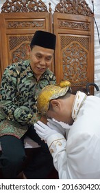 SEMARANG, INDONESIA – FEBRUARY 15, 2021 : A Child Is Apologizing To His Parents While Crying Because He Has To Be Separated From His Parents After Getting Married And Forming A New Family