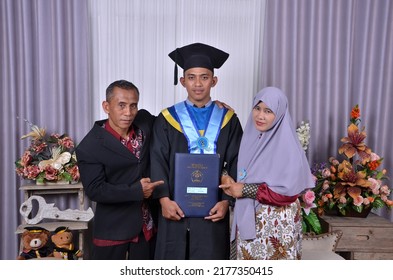 Semarang, Indonesia - September 24, 2019: Happy Asian Family Graduation. Graduation Photo With Parents.