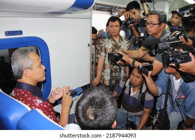 Semarang, Indonesia - September 28th 2014 : Many Journalists Interviewed A Governor Of Central Java Mr Ganjar Pranowo