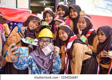 6,475 Selfie indonesia Images, Stock Photos & Vectors | Shutterstock