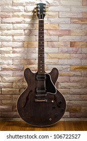 Semi Hollow Guitar, Model Gibson ES 335