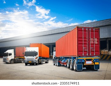 Camiones Semi Trailer en el estacionamiento. Camiones cargados en la bodega Dock. Camiones de envío de contenedores de carga. Almacén de distribución. Transporte de carga de camiones de mercancías. Logística de almacén.
