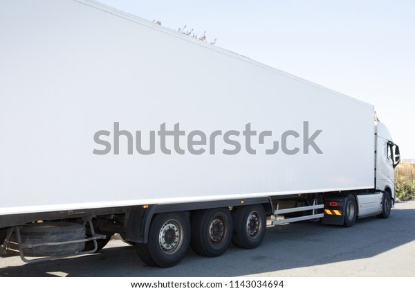Semi\
Trailers Transport Truck in route to\
deliver