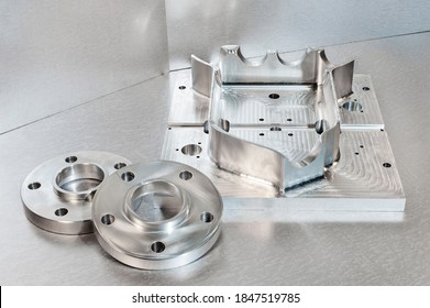 Halbzeug aus Stahl und Flansche. Metalltechnik. Mehl- und Laichindustrie. CNC-Technologie.