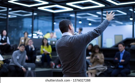 Seminar Presentation. Conference Speaker Presenting to Audience. Technology Presenter at Corporate Tech Leadership Forum. Executives, Entrepreneurs, Investors in Meeting. Lecture Speech by Manager.
