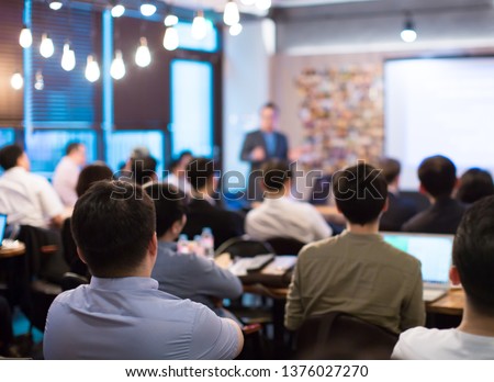 Seminar Presentation. Conference Speaker Presenting to Audience. Technology Presenter at Corporate Tech Leadership Forum. Executives, Entrepreneurs, Investors in Meeting. Lecture Speech by Manager.
