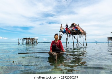 Semporna, Malaysia - August 28, 2022: Sea Gypsy Or Bajau Laut People Paddling A Boat In The Celebes Sea In Sabah Borneo Malaysia.