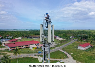 Semporna, Sabah, Malaysia-Dec 04, 2019:Unidentified Technician Fixing The Mobile Communication Antenna At The Top Of The Tower In Bum-Bum Island, Sabah, Malaysia.