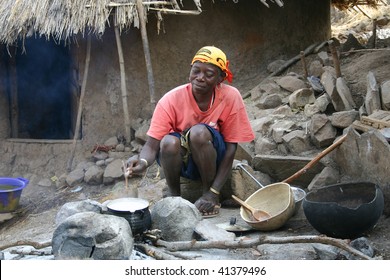SENEGAL-FEBRUARY 15: Women Bedic ethnic cooking, the ethnic Bedic are less contact with the tourism in country Bassari, February 15, 2007 in Kedougou, Country Bassari, Senegal