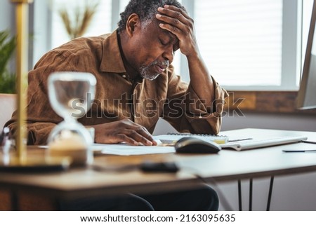 Senior business man concerned thinking about online problem. Frustrated worried senior middle aged male suffering from memory loss, having a headache. 商業照片 © 