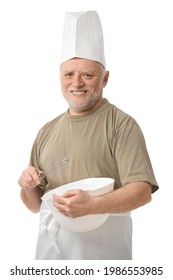 Senior Chefkoch flüstert Ei in der Küche, weißer Hintergrund.