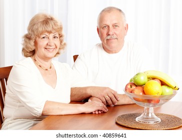 Elderly Cheerful Wife Chatting Husband Breakfast????80683531 Shutt