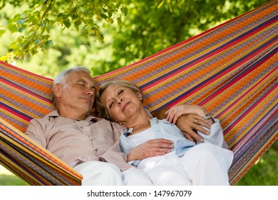 Senior Paar entspannen sich im Hängematten sonnigen Garten zusammen schlafen