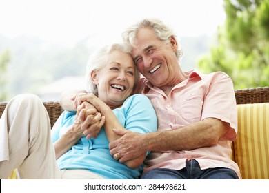 Senior-Paar sitzt gemeinsam im Außensitz
