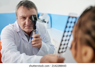 Senior Experienced Ophthalmologist Using Retinoscopy Retinoscopy Stock