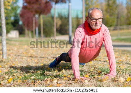 Senior Man beim Training im Park