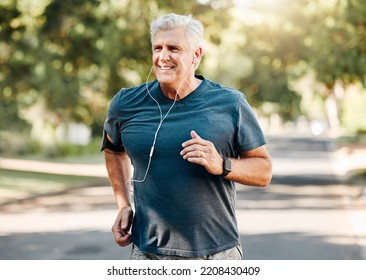 Hombre mayor corriendo mientras escucha música al aire libre calle y parque para el fitness, el bienestar o un estilo de vida saludable con bicho de lentes de verano. Ejercicio, entrenamiento o trompeta de personas mayores con audífonos