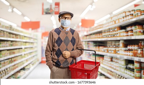 Senior man kauft im Supermarkt mit medizinischer Gesichtsmaske ein 