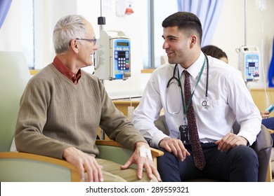 Senior Man, der sich einer Chemotherapie mit Arzt unterzieht