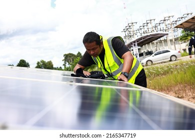  Senior Photovoltaic Engineer Clean And Check Solar Panel In Solar Farm, Worker Cleaning Solar Panel