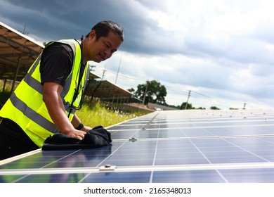  Senior Photovoltaic Engineer Clean And Check Solar Panel In Solar Farm, Worker Cleaning Solar Panel